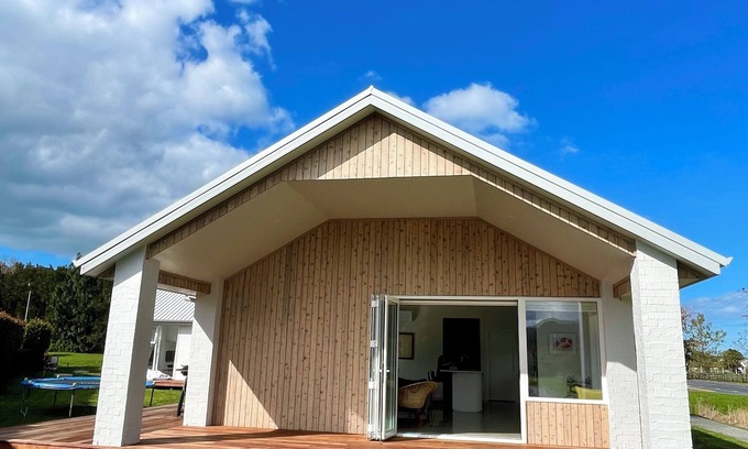 Matakana Casa | The Club House (with a spa pool)