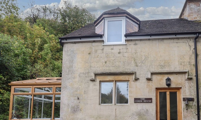 Brimpsfield Cabaña | THE COACH HOUSE, pet friendly, with open fire in Brockworth