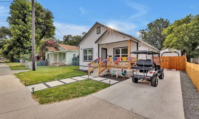 Downtown San Antonio Casa | The Coco House/Lone Star Dist/Jacuzzi/Golf Cart