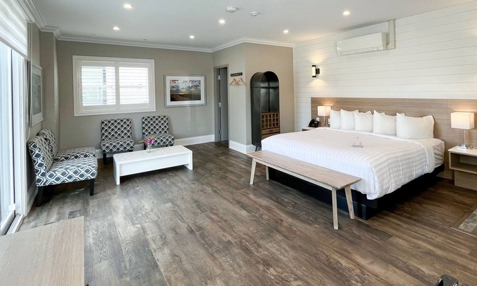 Grand Bend Hotel | The Colonial Hotel - Brenner Luxury