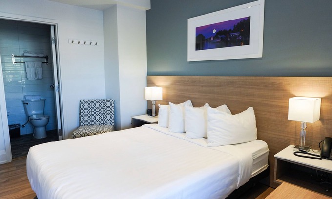 Grand Bend Hotel | The Colonial Hotel - Premium Queen