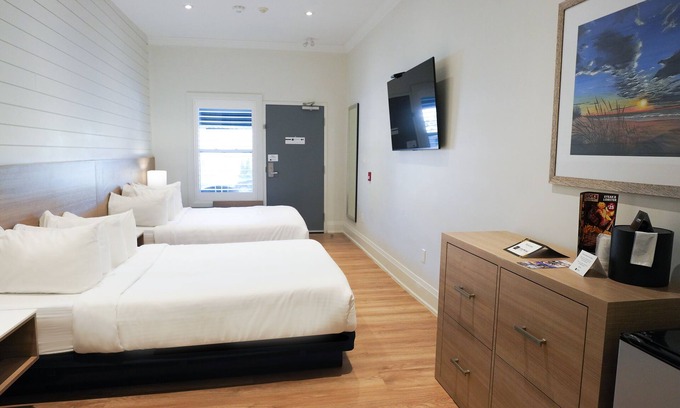 Grand Bend Hotel | The Colonial Hotel - Premium Double Queen