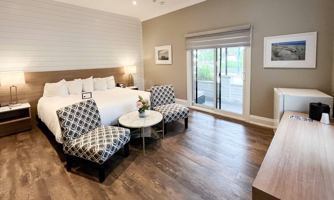 Grand Bend Hotel | The Colonial Hotel -Premium King