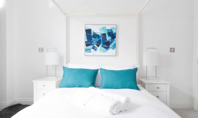 Burton on Trent Casa | The Comet - A Home with 4 Bedrooms and 3 Bathrooms near Alton Towers for You