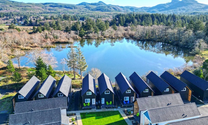 Seaside Villa | The Commons Courtyard - K