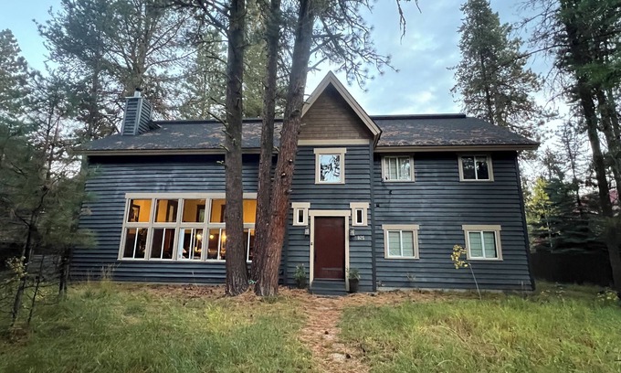 McCall Cabina | The Conifer Lodge in heart of Mccall. Central location for large gatherings!