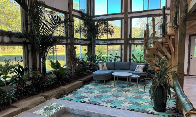 Malaga Cabina | The Conservatory at Owl Hollow