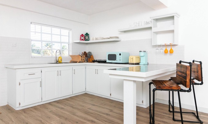 Kingstown Apartamento | The Cottage is an open concept studio with contemporary space & rustic features.