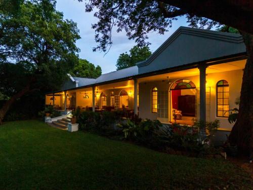Victoria Falls Cabina | The Courtney Lodge