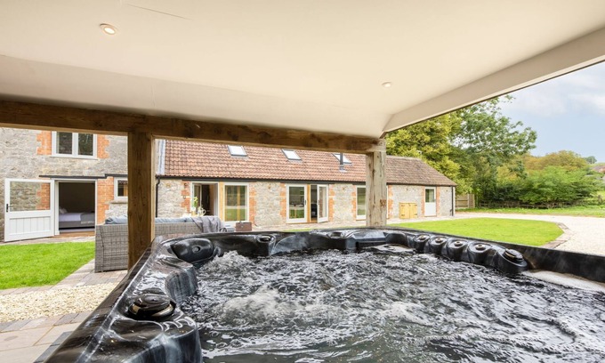 Brent Knoll Casa | The Cowshed - a barn that sleeps 7 guests in 3 bedrooms