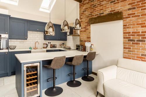 Bromsgrove Casa | The Cowshed - Luxury Barn with Hot Tub