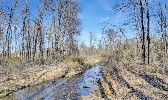 Brodheadsville Cama Y Desayuno | The cozy house where you can stay with your family with a gym, and a game room.
