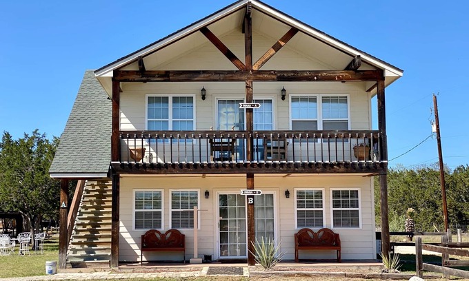 Ingram Casa | The East House, 2-Level, 3BR/2BA, Sleeps 8, Balcony, Porch