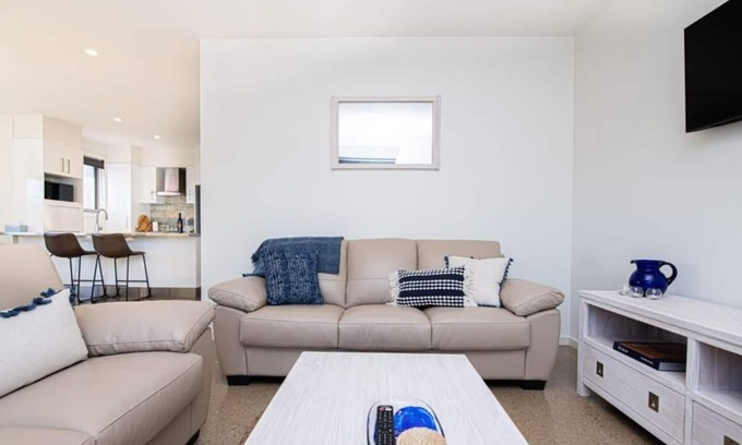 Orange Villa | Endsleigh II │Cosy 2 Bedroom Villa, Wifi, Near CBD