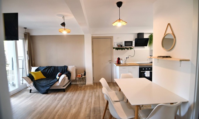 San Martín de Valdeiglesias Apartamento | The Grand Lakeview Retreat