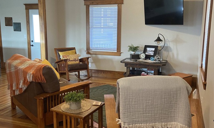 Cascade Casa | The Falls Inn-A renovated 2-story 3 bedroom house next to river in Cascade, IA