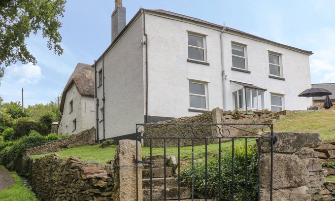 Sticklepath Cabaña | THE FARMHOUSE, family friendly, with pool in Okehampton