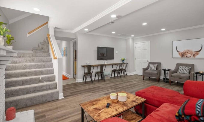 South Richmond Casa | The "Farmhouse": Spacious, Moo-tiful Haven by RVA!