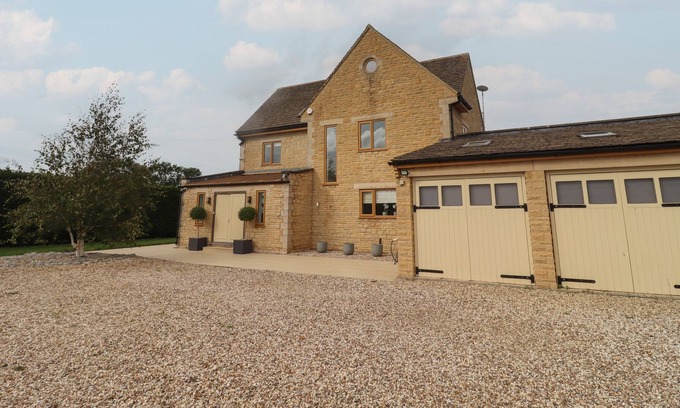 Brimpsfield Casa | THE FIRS RETREAT, pet friendly, luxury holiday cottage in Brockworth