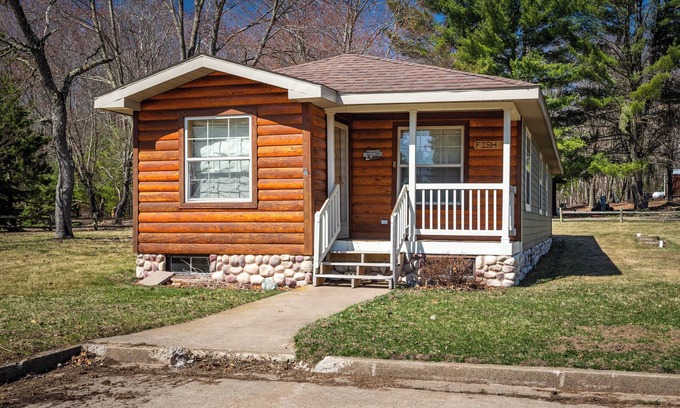 Neillsville Cabina | The Fish Cabin at the Riviera Resort in Neillsville, Wisconsin!