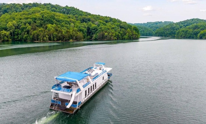 Allons Alquiler De Eote | The Flagship Houseboat 84' - Largest Houseboat, 6 bedrooms,waterslide, fireplace on rooftop lounge area