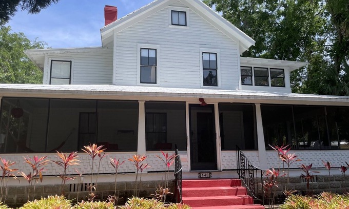 Mount Dora Casa | The Flowers House - Downtown Historic Home in the Heart of Mount Dora