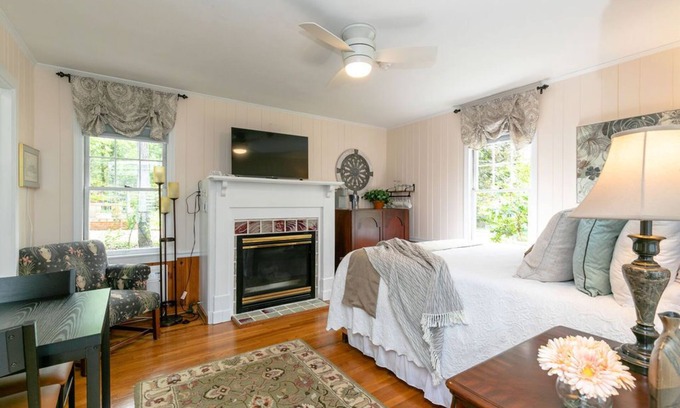 Weaverville Apartamento | The Forest Studio provides a combination of modern amenities and convenience