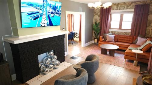 Weinland Park Casa | The Funky Fun Haus - Pickleball, Hot Tub, Arcade