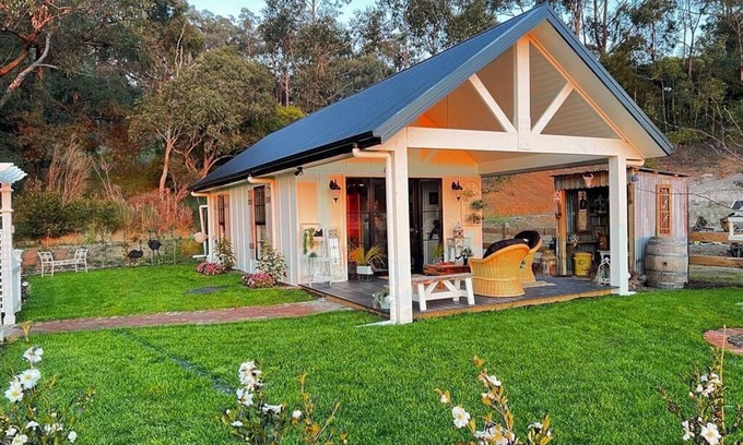 Trafalgar East Cabaña | The Gatehouse. A luxurious countryside getaway, somewhere to relax, unwind.