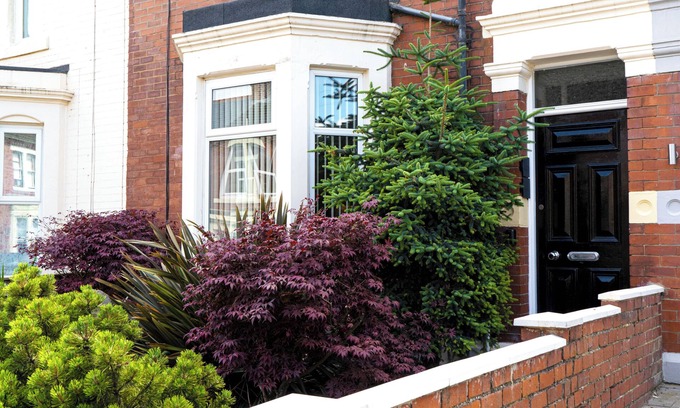 Whitley Bay Cabaña | THE GEORGE, pet friendly, country holiday cottage in Whitley Bay