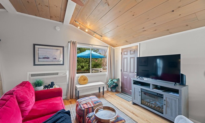 Weaverville Apartamento | The Georgia Peach is modern studio apartment, a perfect mountain getaway for two