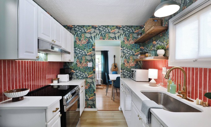 Westerville Casa | THE GOOD PLACE - Uptown Westerville's Premier Vacation Home - Colorful & Cozy