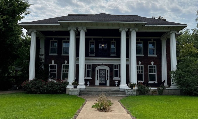 Clarksdale Villa | The Governors Mansion in Clarksdale Mississippi. A Step Back in Time