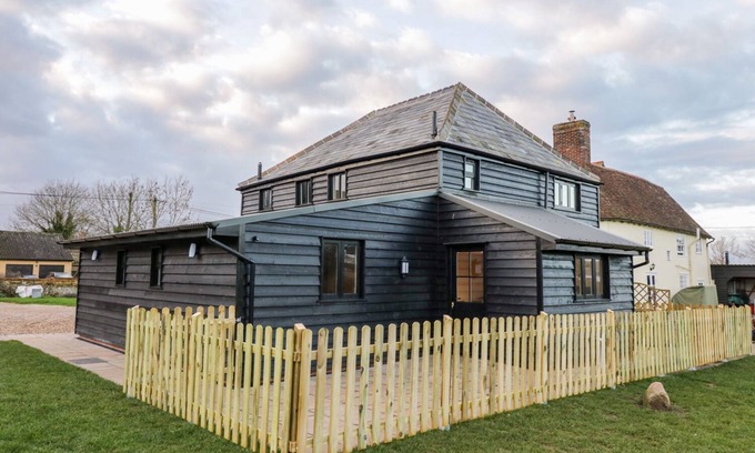 Wickham St Paul Cabaña | THE GRANARY, pet friendly, with a garden in Sudbury