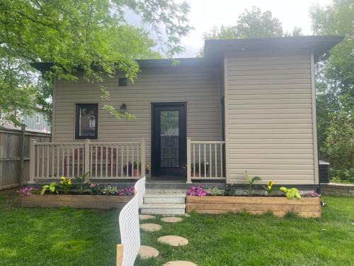 Brampton Villa | The Grassy Oasis