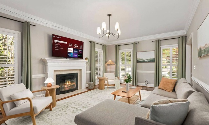 Greensboro Casa | The Greensboro Manor | HotTub + FirePit + Basketball Court + 15 Min To Sedgefield CC