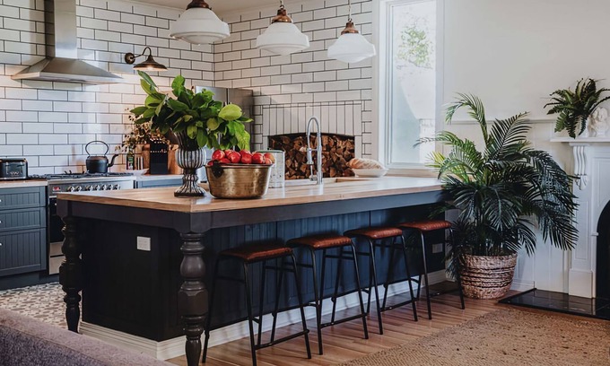 Korweinguboora Casa | The Gums ~ Sleeps 14 ~ DAYLESFORD REGION ~ 44 ACRES