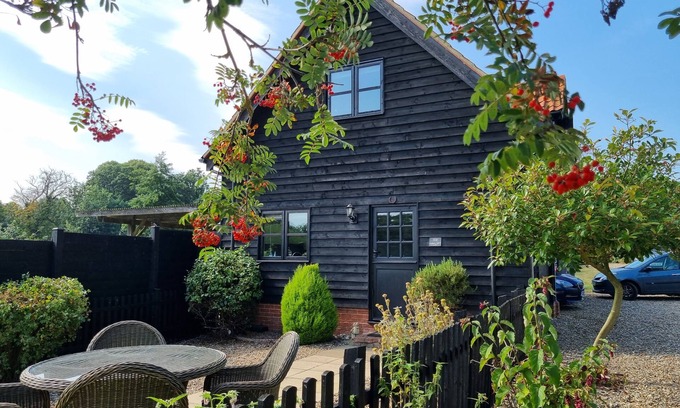 Haddiscoe Casa | THE HAYLOFT, romantic, country holiday cottage in Haddiscoe