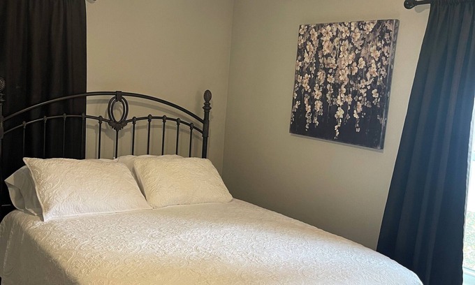 Farmington Casa | "The Hideaway 2" Charming 2-bedroom house in delightful Farmington with WiFi, AC