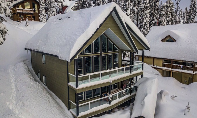 Snow Pine Estates Casa | El "Howling Wolf" es un acogedor chalet de esquí con jacuzzi privado en la cubierta. Ski in / out.