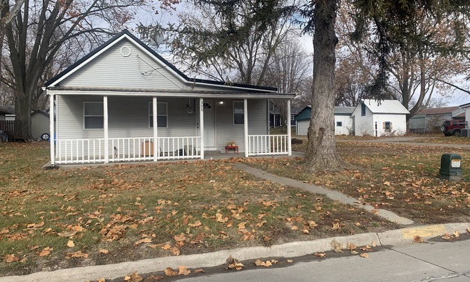 Wellman Casa | The Iowa Auntie’s 👩🏼🌾Quirky Little Shanty. Better than staying with family! 😉