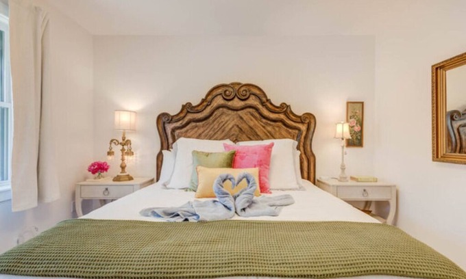 Historic Downtown Manteo Hotel | The Ivory Pearl Room/With the best rooftop view in Manteo!