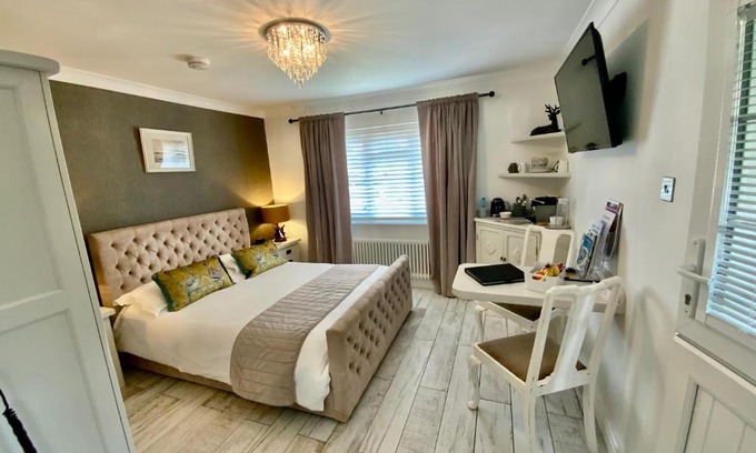 New Forest District Casa | THE KNIGHTWOOD OAK a Luxury King Size Bed - En-Suite Space - LYMINGTON NEW FOREST with Totally Private Entrance - Key Box entry - Free Parking & Private Outdoor Seating Area - Town ,Shops , Pubs & Solent Way Walking Distance & Complimentary Breakfast