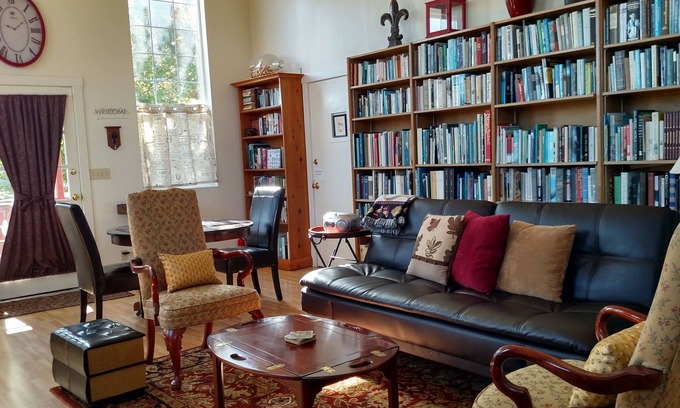 Ferndale Cabaña | Ferndale BluffHouse - ¡Library Suite con más de 3000 libros! (707) 786-7014