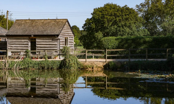 New Forest District Cabaña | THE LITTLE GRANARY, pet friendly in Fordingbridge