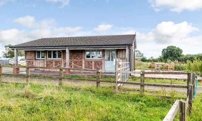 Chorlton-by-Backford Cabaña | The Lodge, SAUGHALL