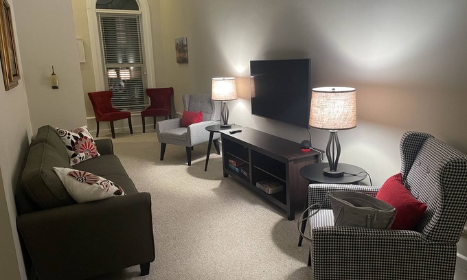 Hillsdale Apartamento | The Lofty Owl - Updated historical apartment in quaint downtown Hillsdale