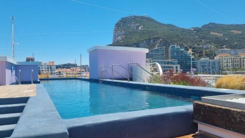 Gibraltar Apartamento | The Marina Nest with Rooftop Pools