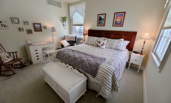 Canandaigua Cama Y Desayuno | The Muir-King-Exclusivo-Baño privado con bañera-Vista al Jardín