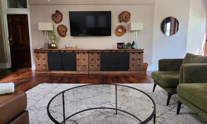 Old City Condominio | The Nama Retreat: Ultra-Modern, Downtown, Sleeps 6, WiFi, Full Kitchen, Stylish Decor